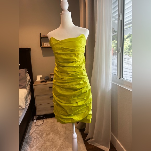 Lime green corset ruched dress- Miss Circle - Picture 6 of 7